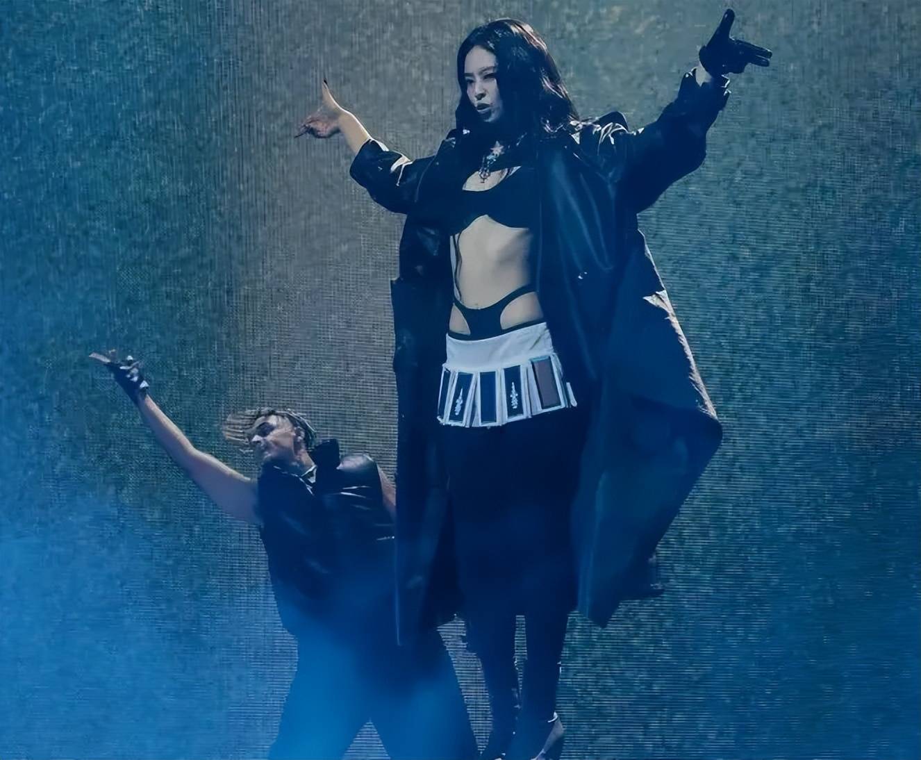 韩星jennie放飞自我！在欧美开演唱会越穿越少，跳舞姿势很尴尬封面图