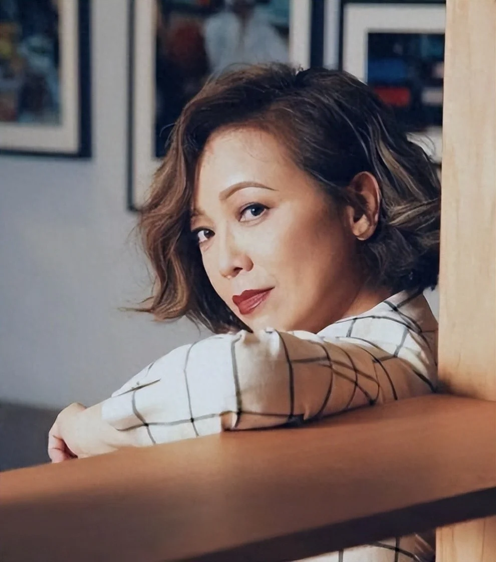 演员邓萃雯：凭“郑九妹”再度翻红，58岁依旧未婚，她在追求什么封面图