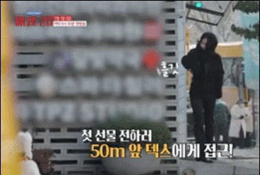 为了伪装而全身穿着黑色，顶级女团爱豆因身材比例引发热议封面图